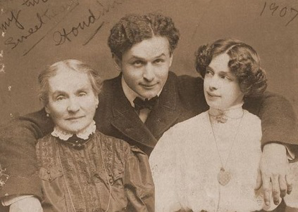 Photo of Houdini with his mother and wife, 1907 | Hobby Keeper Articles