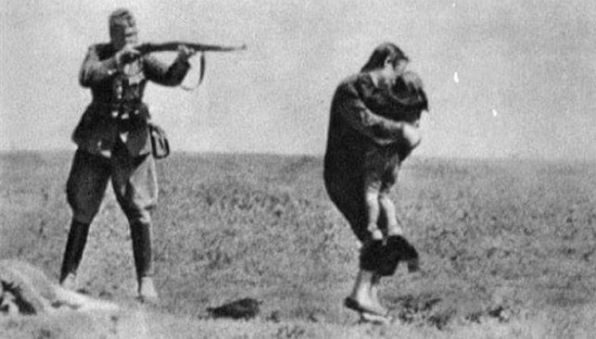 Немецкий солдат стреляет в женщину с ребенком | Hobby Keeper Articles