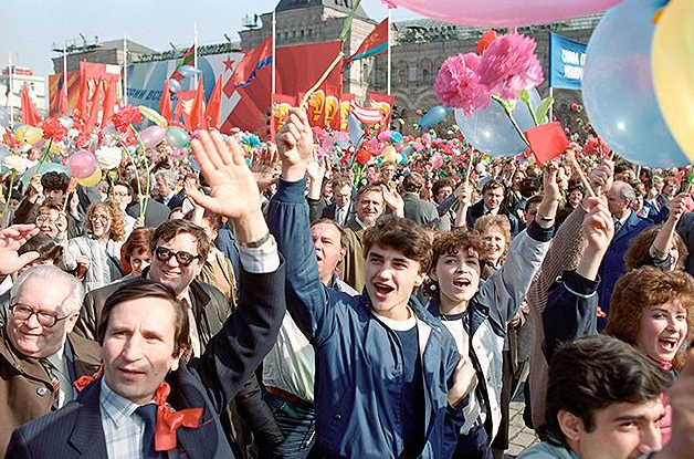Soviet citizens at a demonstration | Hobby Keeper Articles